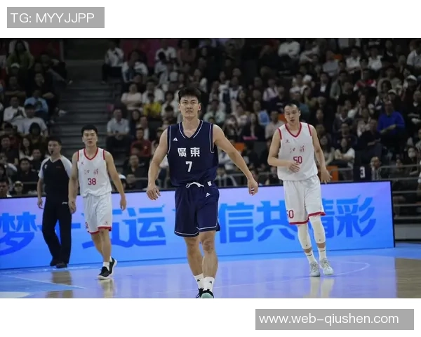 中国男篮客场挑战日本队全力争胜展现实力与团队精神