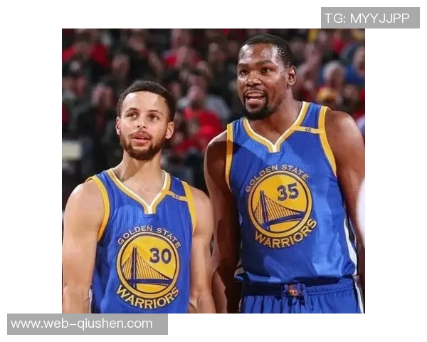 勇士险胜雷霆121比118关键时刻展现团队默契与个人能力